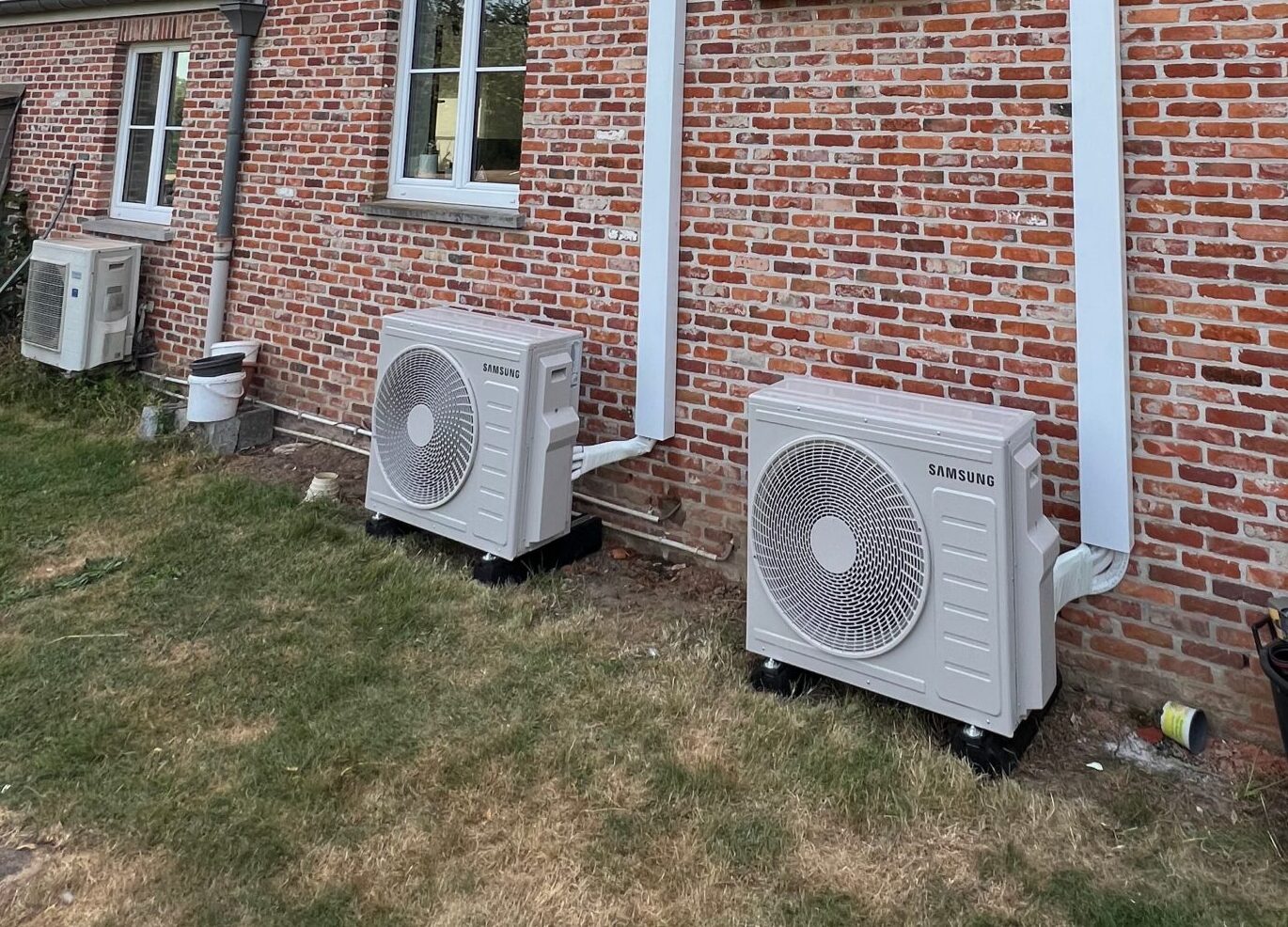 maison extérieur avec evacuation climatiseur