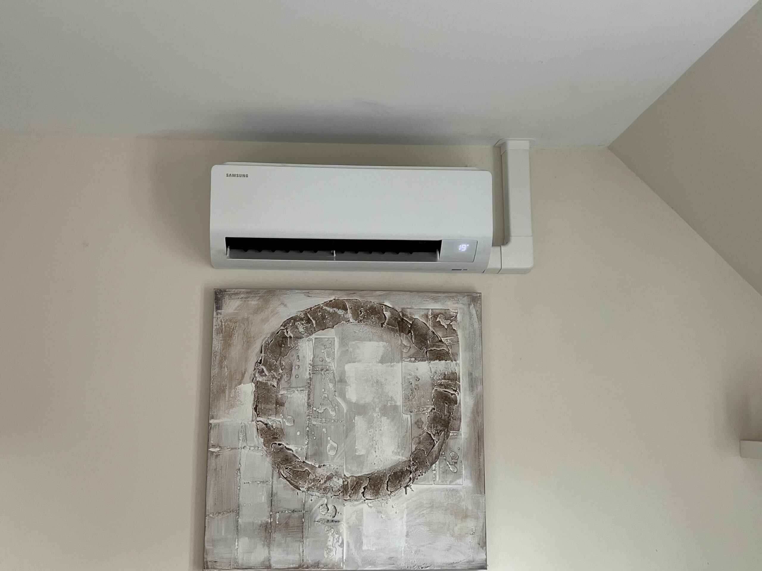 climatiseur avec tableau en dessous